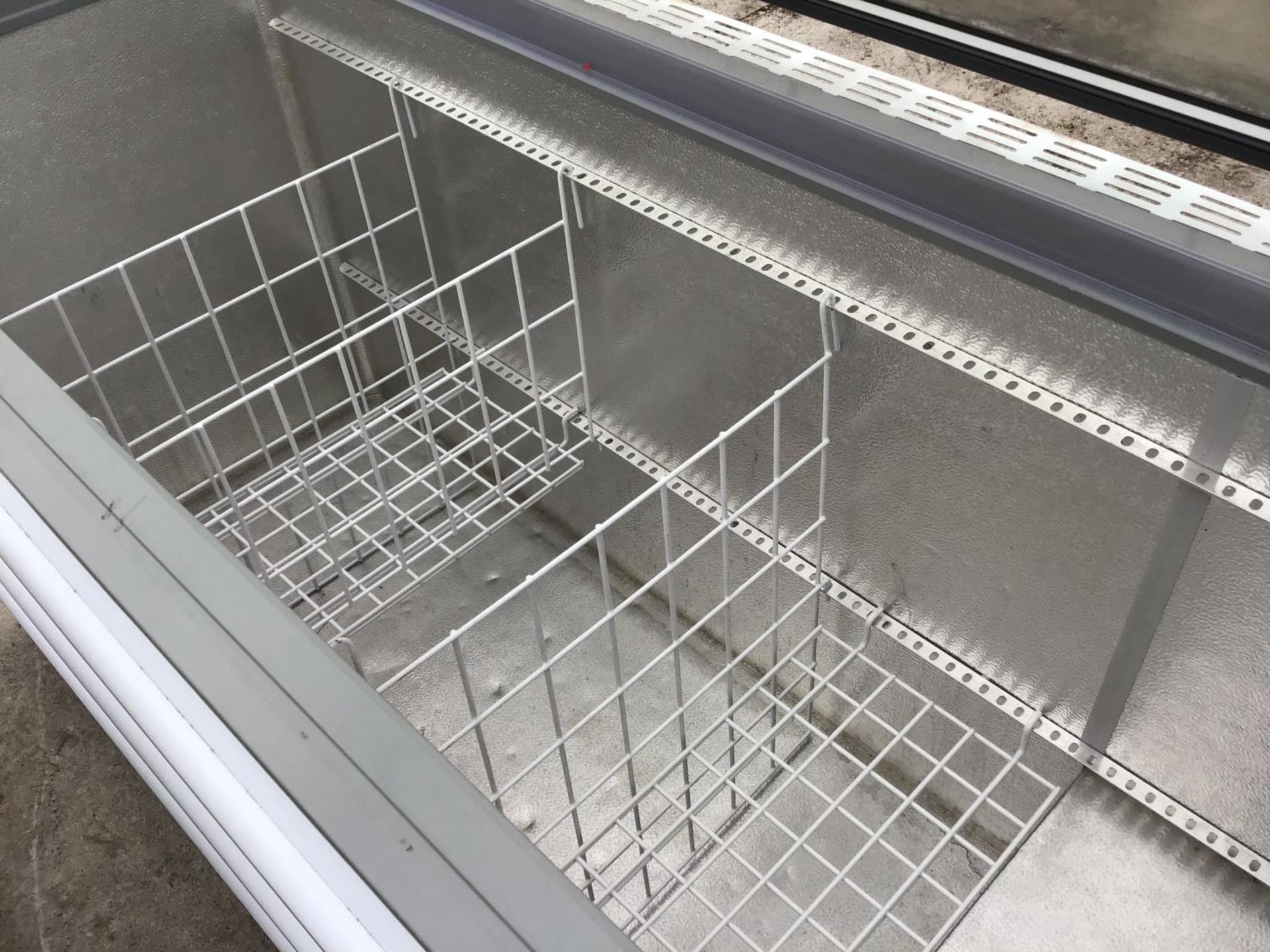 A LARGE SHOP CHEST FREEZER WITH BASKETS REGULARLY MAINTAINED AND IN CLEAN AND WORKING ORDER - Image 3 of 3
