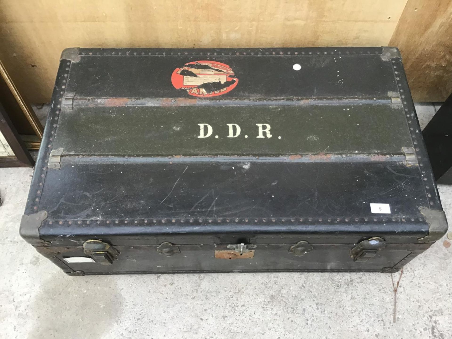 A VINTAGE TRAVEL CHEST IN GOOD CONDITION WITH INNER TRAY