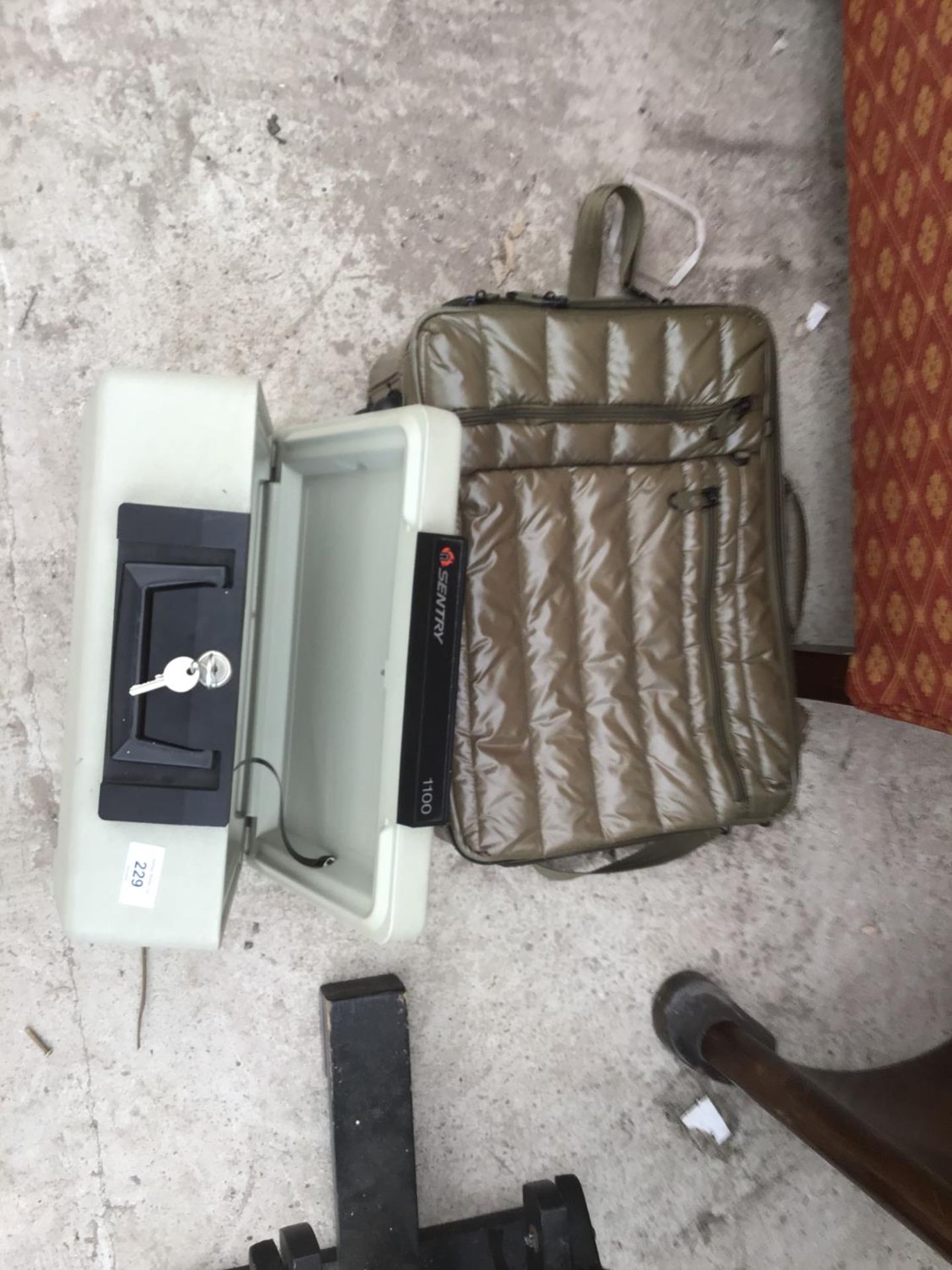A SENTRY SECURITY BOX WITH KEYS AND AN AS NEW IT LUGGAGE LIGHTWEIGHT TRAVEL BAG