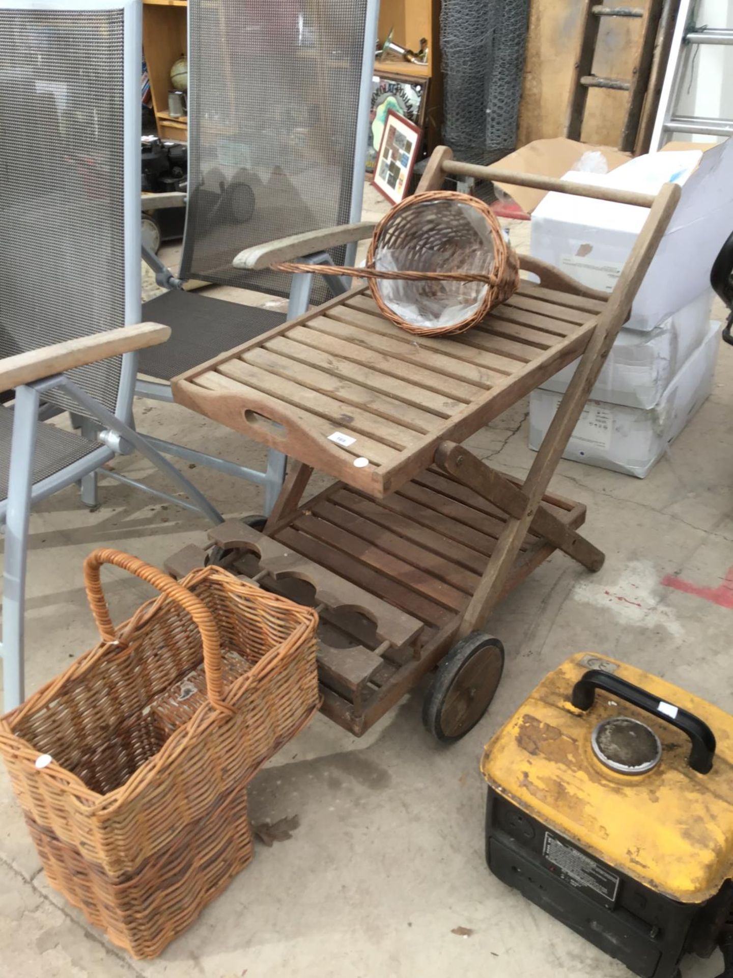 VARIOUS GARDEN ITEMS TO INCLUDE FOUR FOLDING CHAIRS, A PARASOL WITH CAST IRON BASE, A TEAK DRINKS - Image 2 of 4