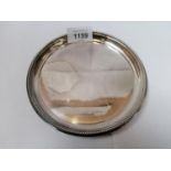 A BIRMINGHAM HALLMARKED SILVER SMALL CIRCULAR CARD TRAY, WEIGHT 168.2 GRAMS