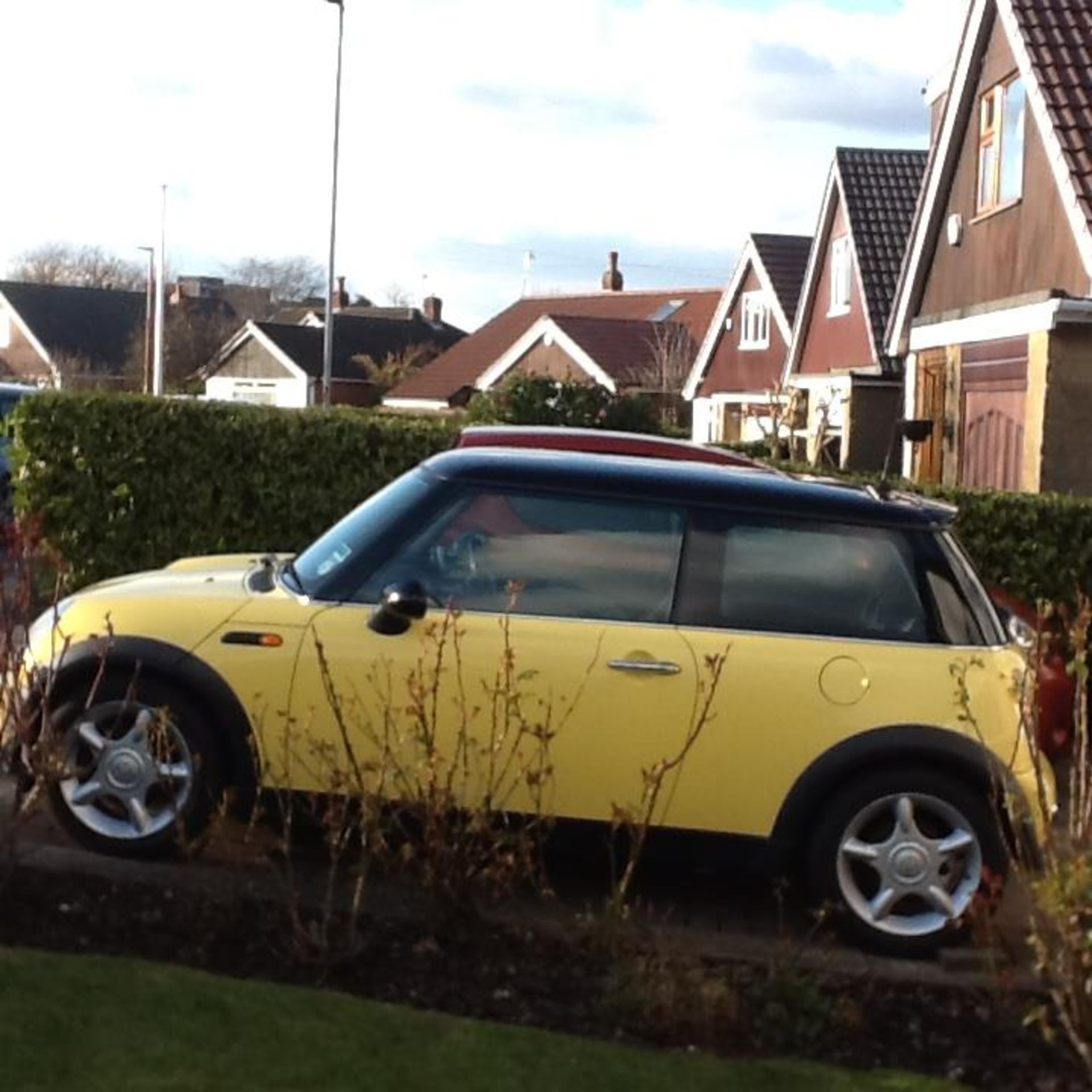 A 2001 (51) MINI COOPER, 1600 CC. MOT TO 25.2.21. RECENT INVOICES FOR £700 INCLUDING 4 NEW TYRES. - Image 5 of 7