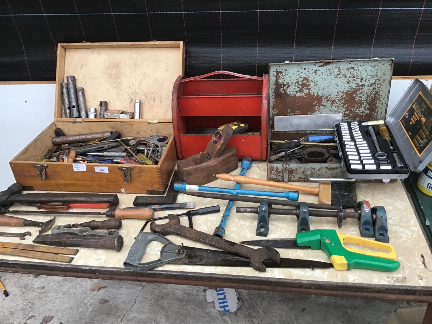 A LARGE COLLECTION OF TOOLS TO INCLUDE HAMMER, CHISEL, SAWS, WHEELBRACE, SOCKETS, WOODEN TOOL BOX