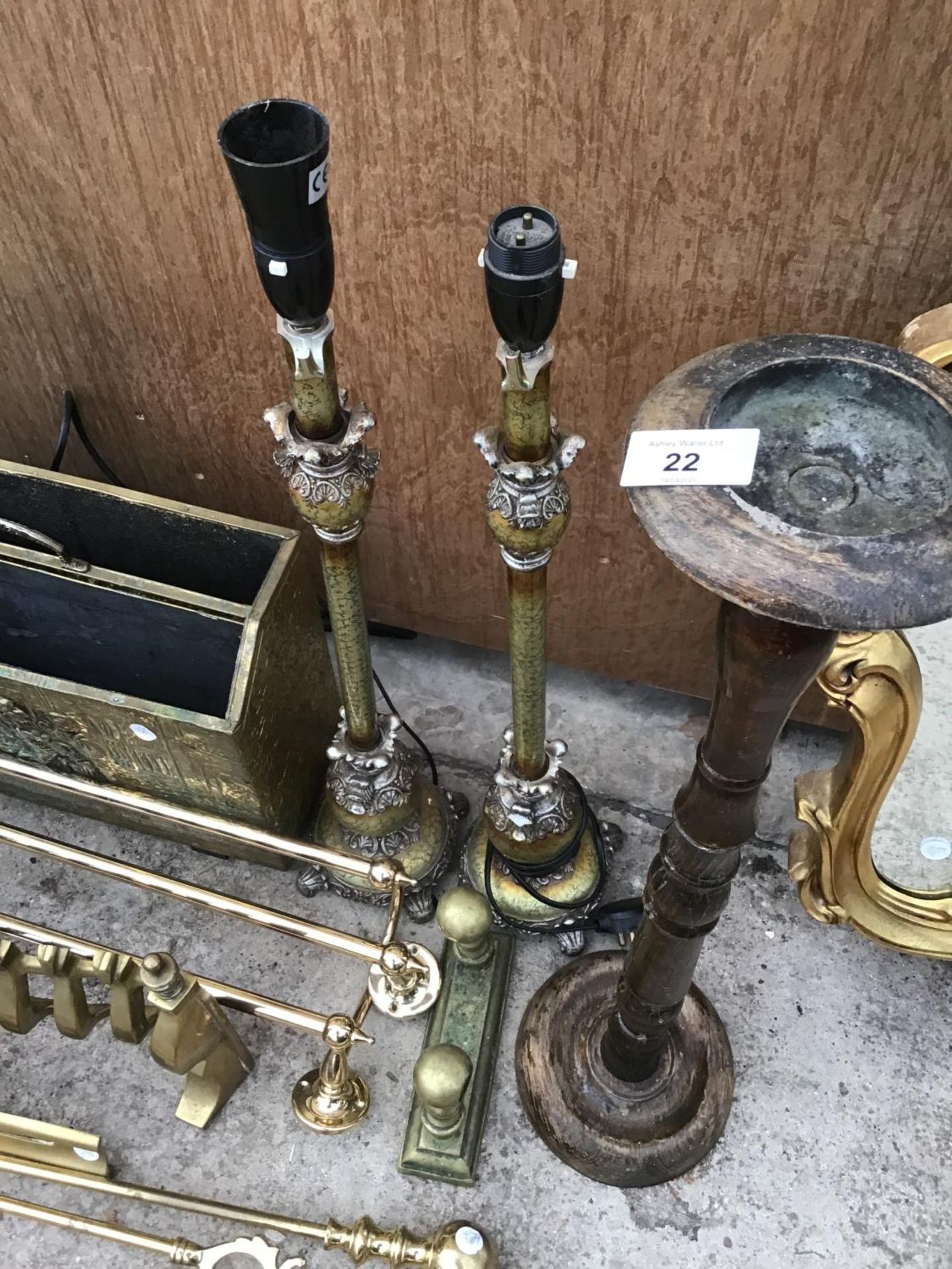 A LARGE COLLECTION OF BRASS ITEMS TO INCLUDE FIRE FENDERS, MAGAZINE RACK, LAMPS ETC - Image 2 of 3