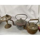 A VINTAGE BRASS TRIVET STAND TOGETHER WITH TWO COPPER STOVE TOP KETTLES