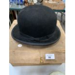 A VINTAGE 'ROBERT HEATH LTD KNIGHTSBRIDGE ESTABD 1849' BOWLER HAT TOGETHER WITH ORIGINAL BOX (BY