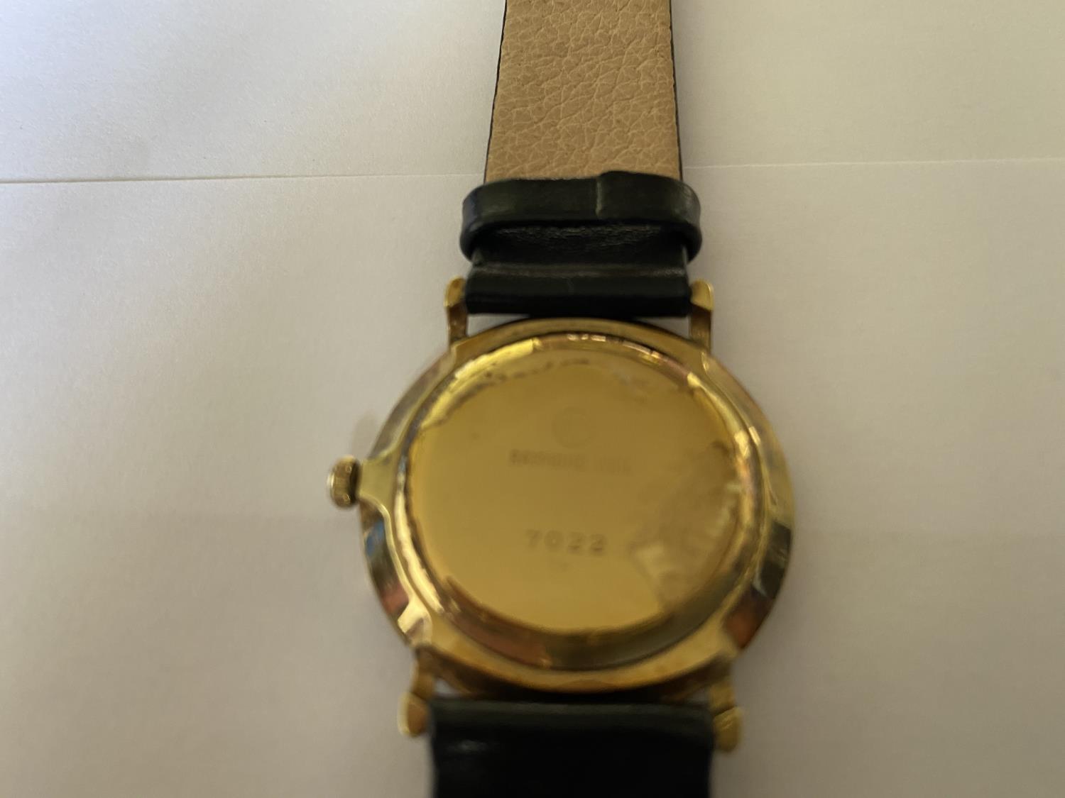 A RAYMOND WEIL GENTLEMAN'S WRIST WATCH, NUMBERED 7022. SIGNED MANUAL WIND MOVEMENT. CHAMPAGNE DIAL - Image 3 of 3