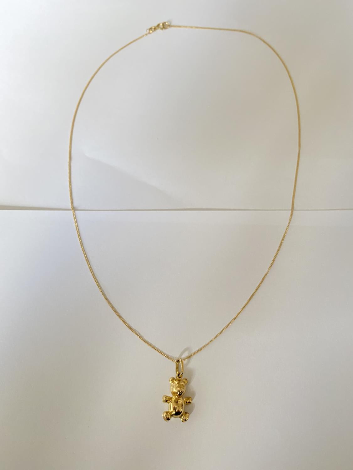 A 9 CARAT GOLD TEDDY BEAR PENDANT AND NECKLACE CHAIN. WEIGHT 2.2 GRAMS, CHAIN 42 CM