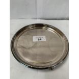 A BIRMINGHAM HALLMARKED SILVER SMALL CIRCULAR CARD TRAY, WEIGHT 168.2 GRAMS DIAMETER 15CM