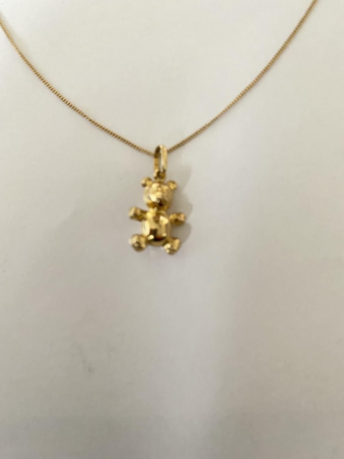 A 9 CARAT GOLD TEDDY BEAR PENDANT AND NECKLACE CHAIN. WEIGHT 2.2 GRAMS, CHAIN 42 CM - Image 2 of 2