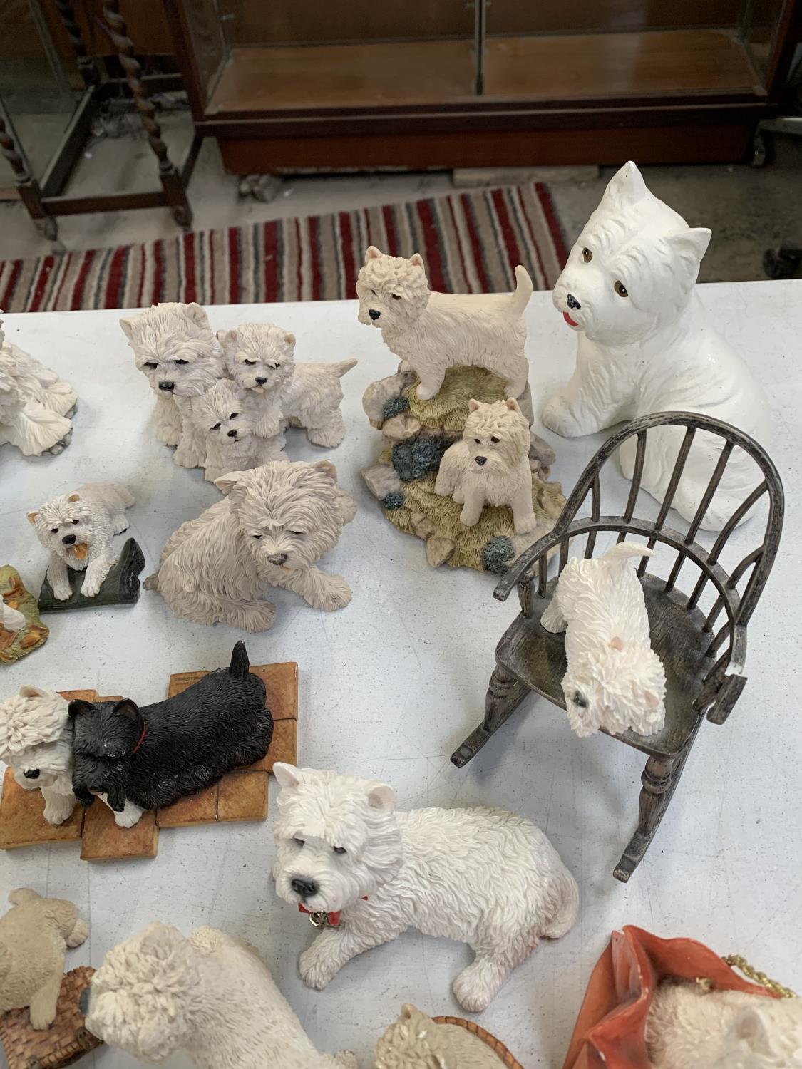 A LARGE QUANTITY OF CERAMIC WHITE WEST HIGHLAND TERRIERS AND SCOTTIE DOGS OF VARIOUS SIZES AND A - Image 7 of 10