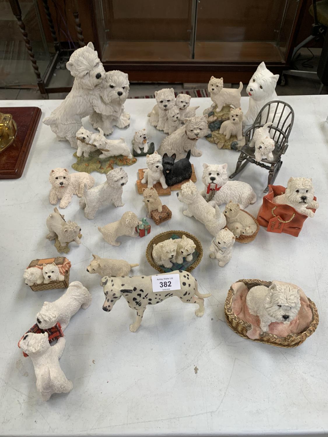 A LARGE QUANTITY OF CERAMIC WHITE WEST HIGHLAND TERRIERS AND SCOTTIE DOGS OF VARIOUS SIZES AND A