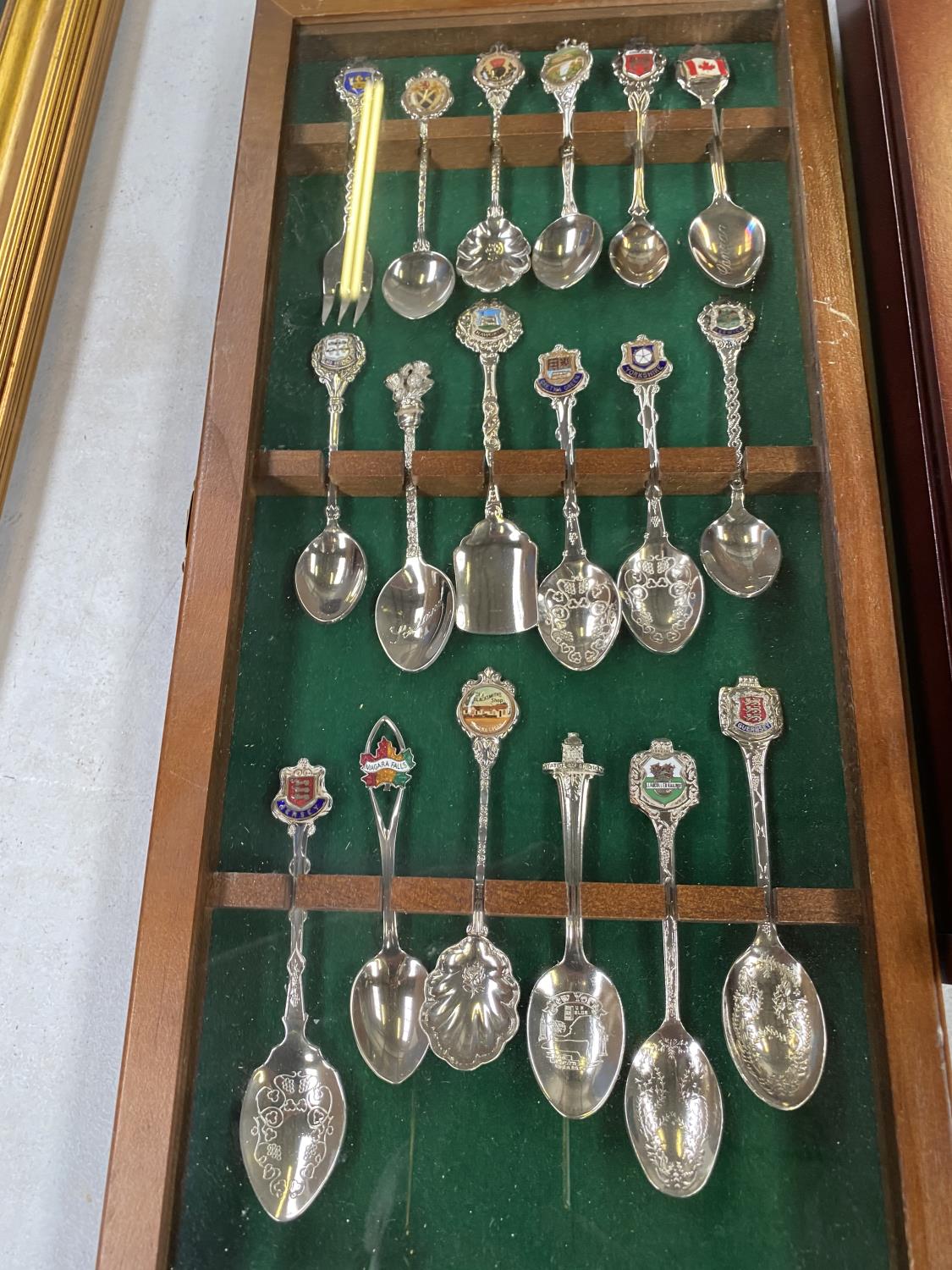 FOUR WOODEN DISPLAY CABINETS CONTAINING VARIOUS COLLECTABLE SPOONS TO INCLUDE PLACES, EVENTS ETC - Image 2 of 5