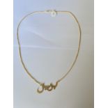 AN 18 CARAT GOLD ISLAMIC SYMBOL PENDANT AND NECKLACE CHAIN. WEIGHT 6.9 GRAMS, CHAIN 44 CM