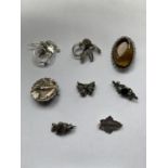 EIGHT MARKED SILVER BROOCHES TO INCLUDE A SILVER MOTHER DESIGN, BOW, HEART, FLOWER, FRUIT BASKET ETC