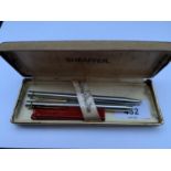 A BOXED SHEAFFER PEN AND PENCIL WITH SPARE HB LEADS IN A CASE