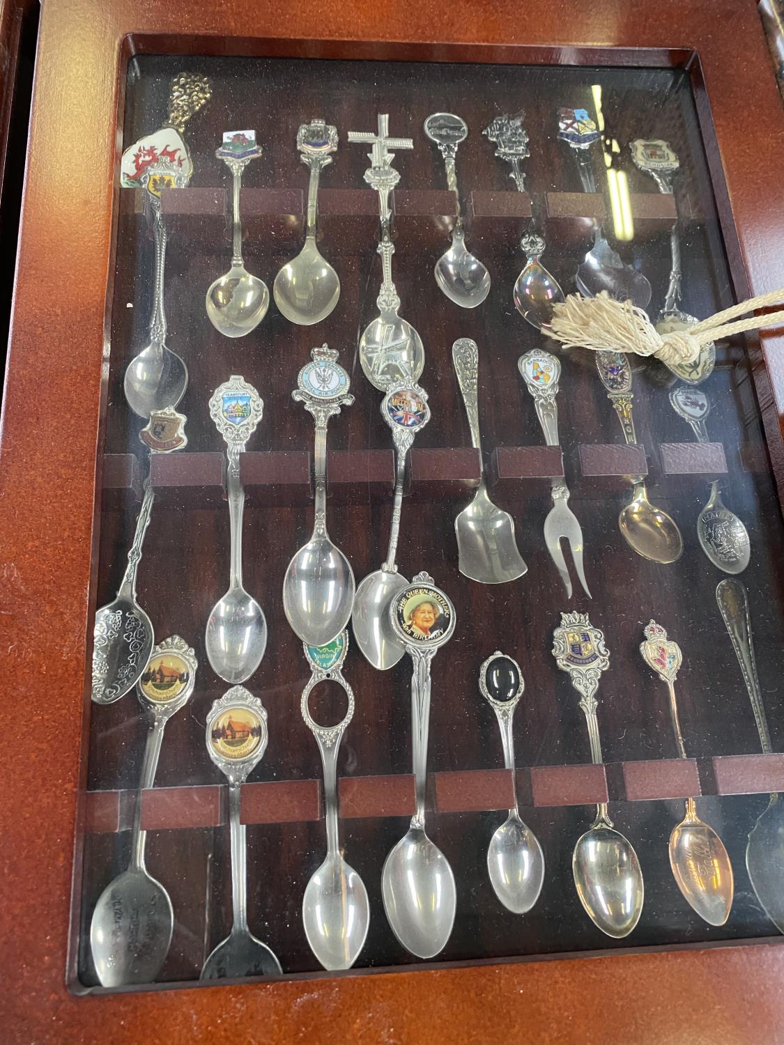 FOUR WOODEN DISPLAY CABINETS CONTAINING VARIOUS COLLECTABLE SPOONS TO INCLUDE PLACES, EVENTS ETC - Image 4 of 5