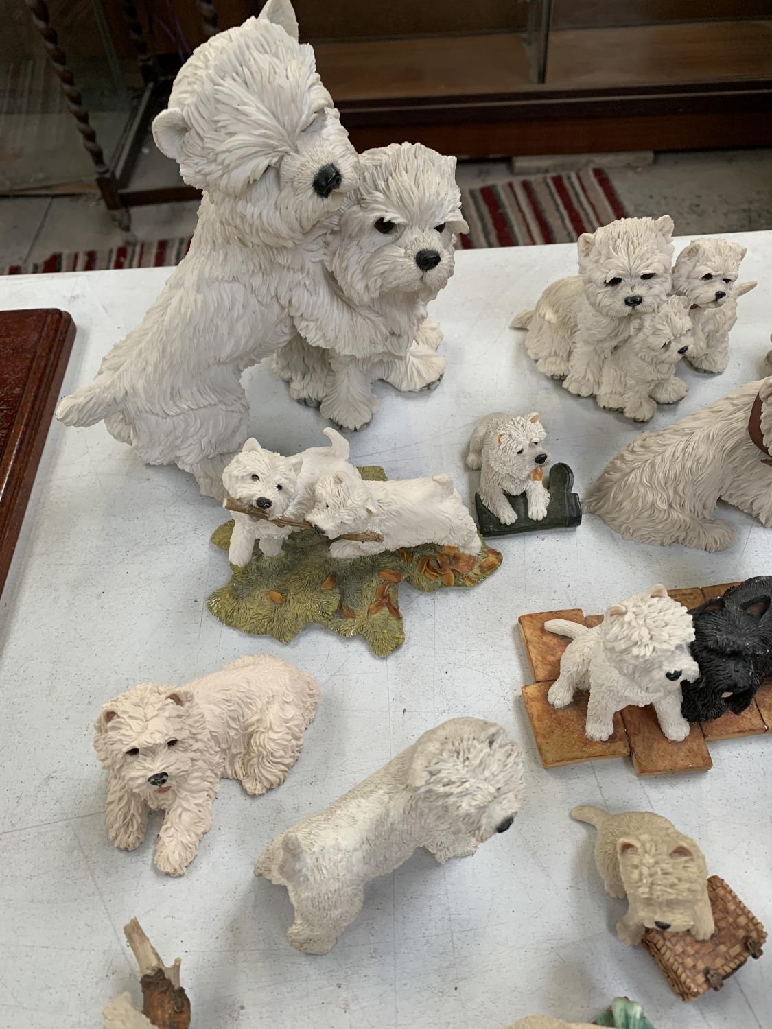 A LARGE QUANTITY OF CERAMIC WHITE WEST HIGHLAND TERRIERS AND SCOTTIE DOGS OF VARIOUS SIZES AND A - Image 6 of 10