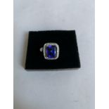 A TANZANITE AND DIAMOND 14K WHITE GOLD CLUSTER RING, RING SIZE N 1/2, WEIGHT 5.7G