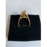 A SINGLE STONE 18CT YELLOW GOLD DIAMOND RING, DIAMOND APPROX 0.67CT, ESTIMATED COLOUR J-K, CLARITY