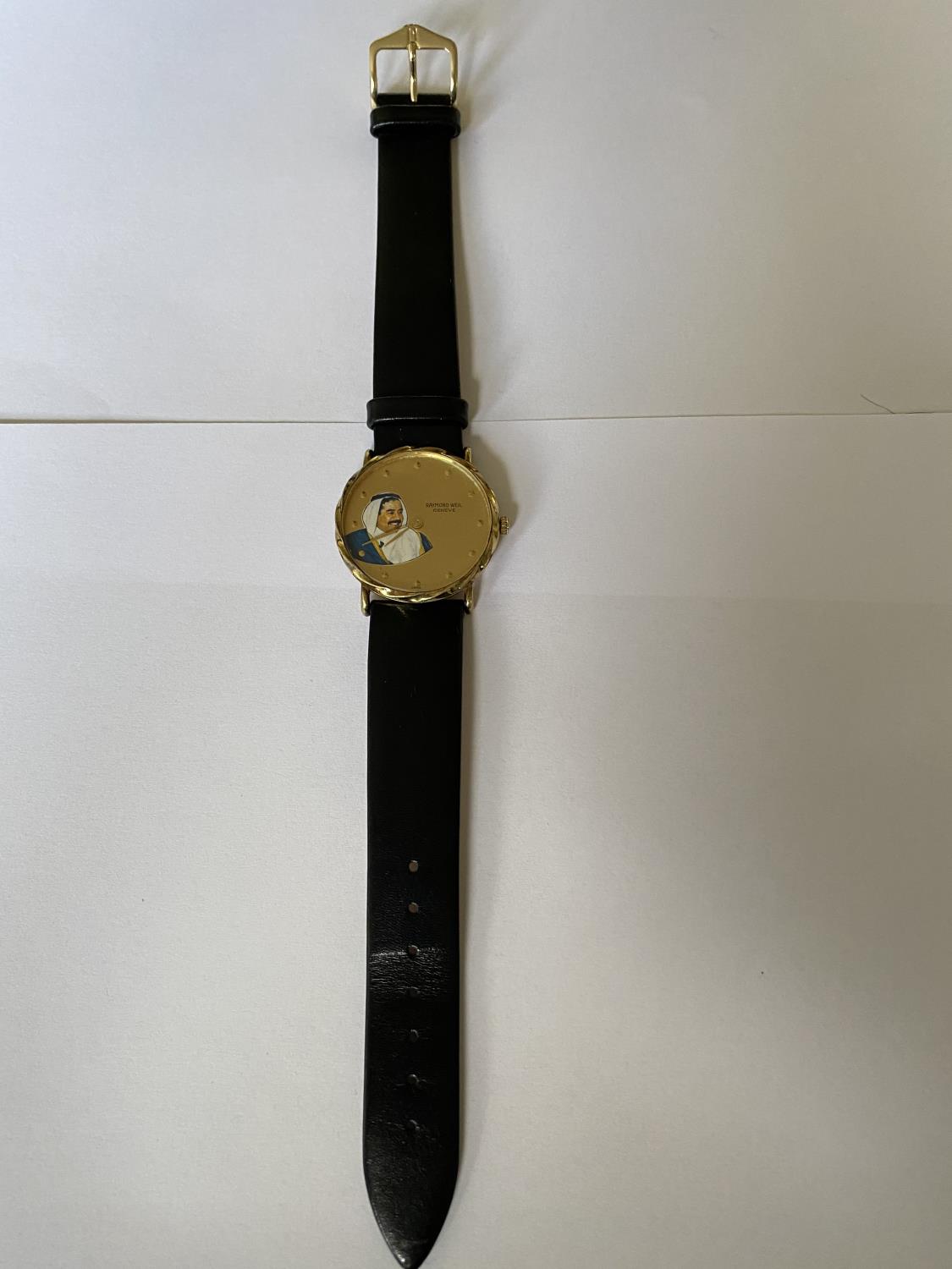 A RAYMOND WEIL GENTLEMAN'S WRIST WATCH, NUMBERED 7022. SIGNED MANUAL WIND MOVEMENT. CHAMPAGNE DIAL