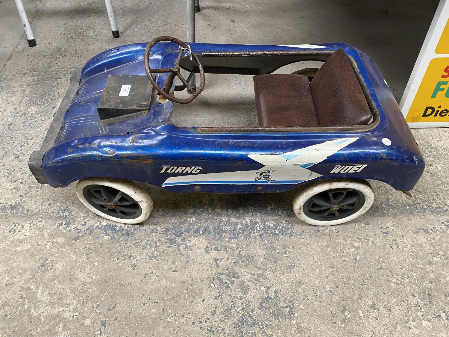 A VINTAGE TORING WOEI CHILDRENS PEDAL RACING CAR IN BLUE - Image 4 of 5