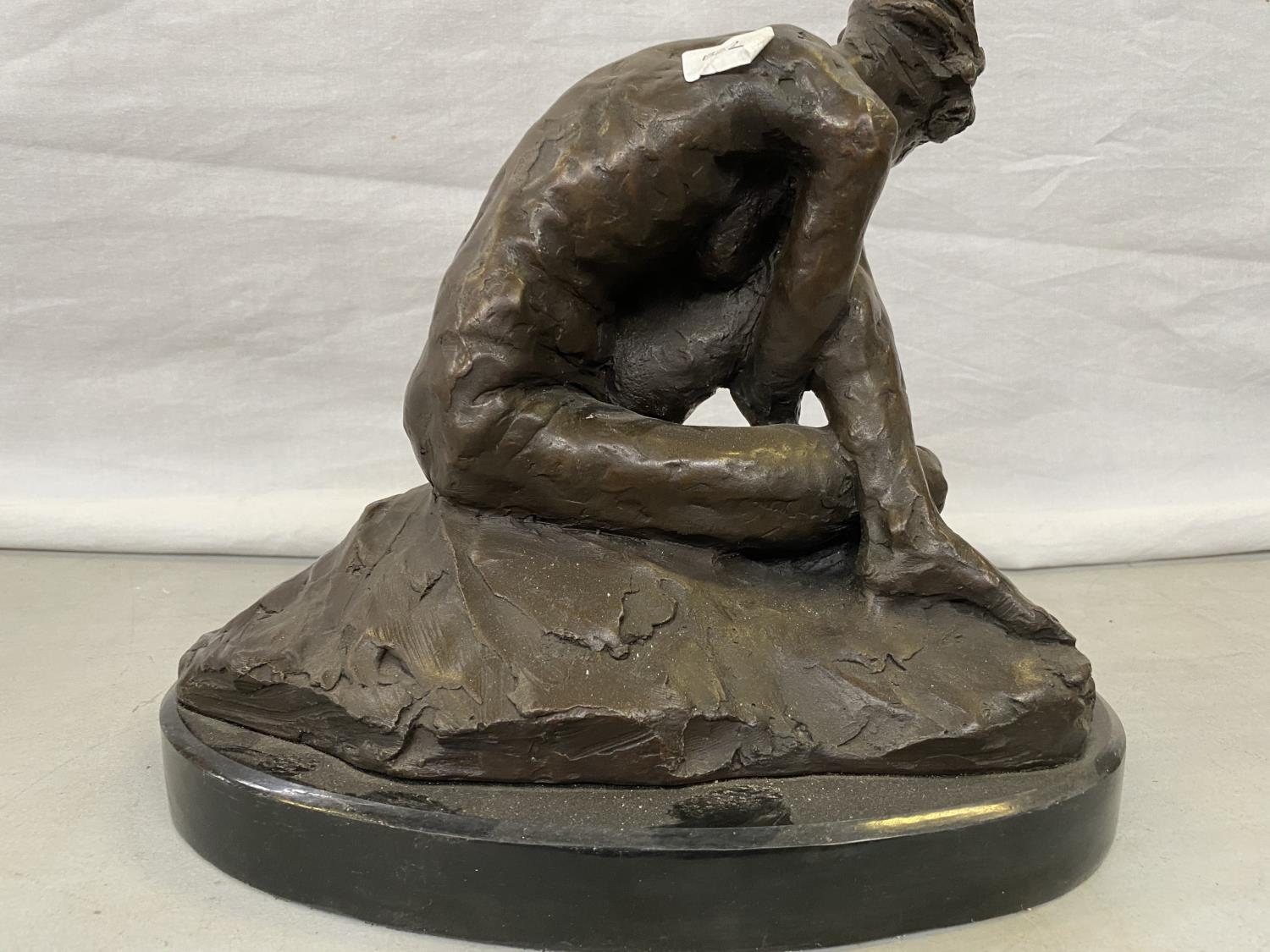 A BRONZE DISCREETLY NUDE FIGURE ON A MARBLE BASE - Image 3 of 3