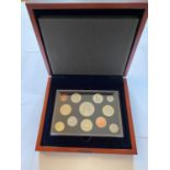 2007 UNITED KINGDOM EXECUTIVE PROOF SET . NO. 3173 WITH COA , PRESENT IN WOODEN BOX , PRISTINE