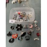 A LARGE QUANTITY OF RINGS TO INCLUDE DIAMANTE FLOWER DESIGNS , BEADS, WHITE METAL, PLAIN BANDS ETC