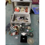 A SILVER COLOURED CASE STYLE JEWELLERY BOX WITH MIRRORED INSIDE LID AND CONTENETS TO INCLUDE BADGES,