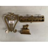 THREE ITEMS OF BRASS TO INCLUDE A TRIVET AND SPANIEL FIGURE