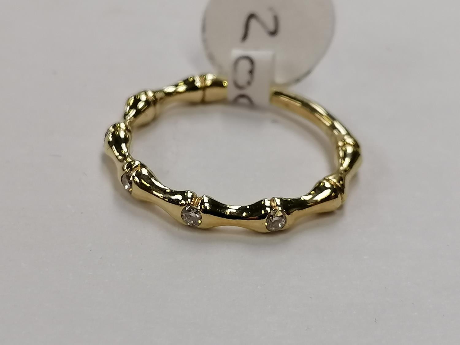 A 9CT YELLOW GOLD DIAMOND HALF ETERNITY RING, WEIGHT 2.2 GRAMS, INSURANCE VALUE £799.00