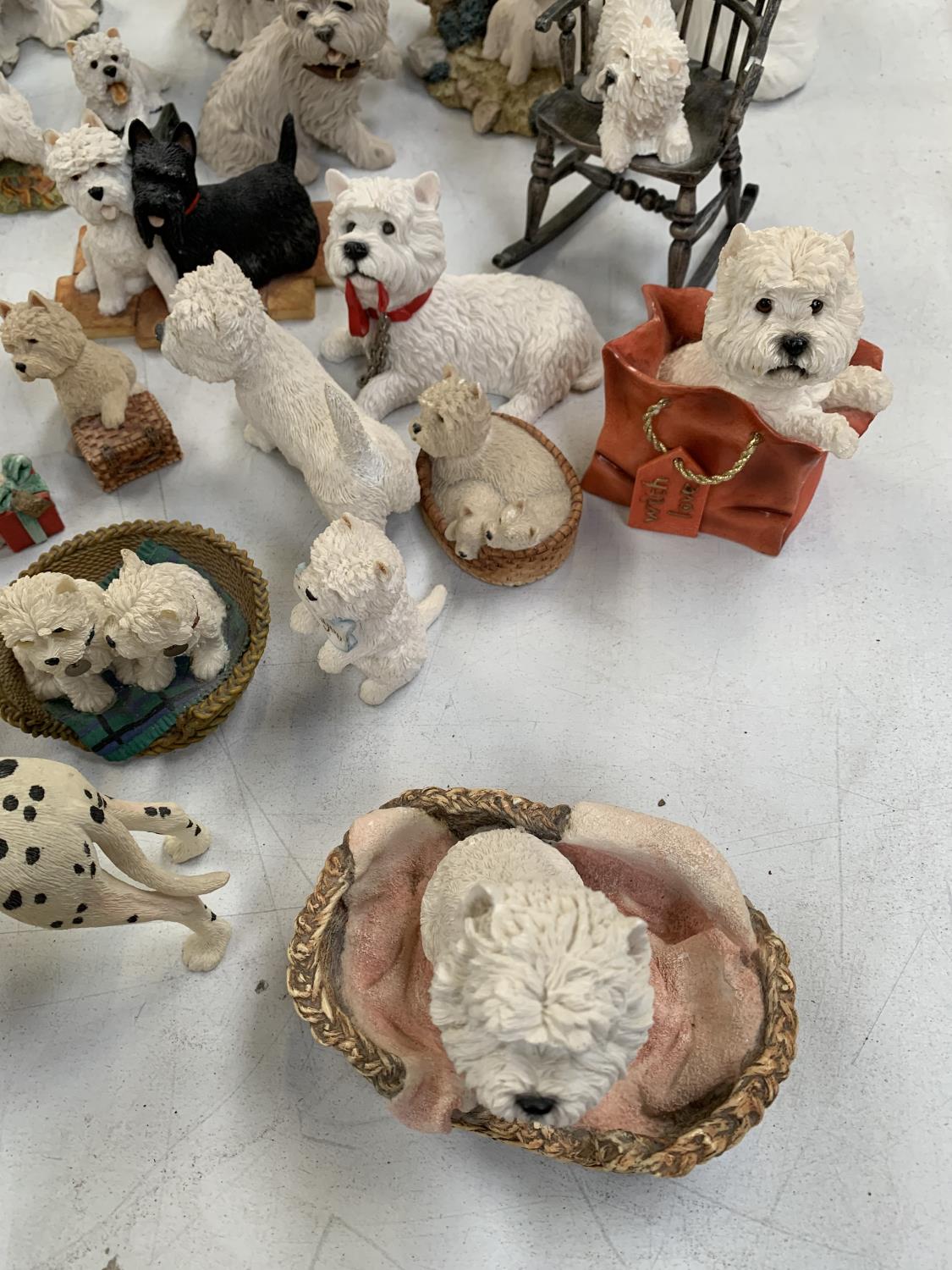 A LARGE QUANTITY OF CERAMIC WHITE WEST HIGHLAND TERRIERS AND SCOTTIE DOGS OF VARIOUS SIZES AND A - Image 9 of 10