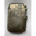 A 1919 HALLMARKED BIRMINGHAM SILVER VESTA CASE - MAKER T HEATLEY