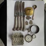 VARIOUS MARKED SILVER ITEMS TO INCLUDE KNIVES, MUSTARD SPOON, SCENT BOTTLE, RINGS, PENDANTS ETC