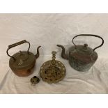 A VINTAGE BRASS TRIVET STAND TOGETHER WITH TWO COPPER STOVE TOP KETTLES