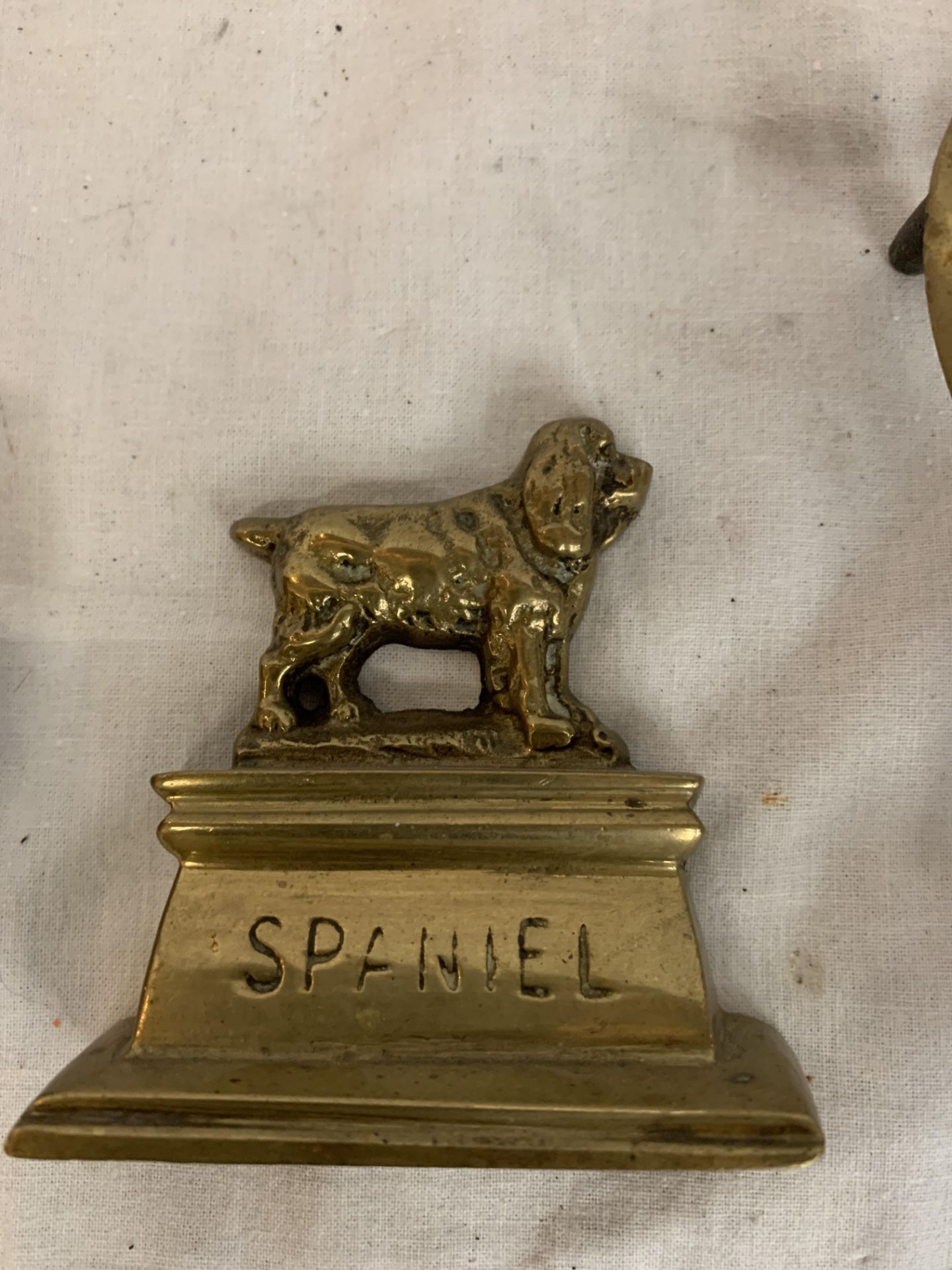 THREE ITEMS OF BRASS TO INCLUDE A TRIVET AND SPANIEL FIGURE - Image 3 of 4