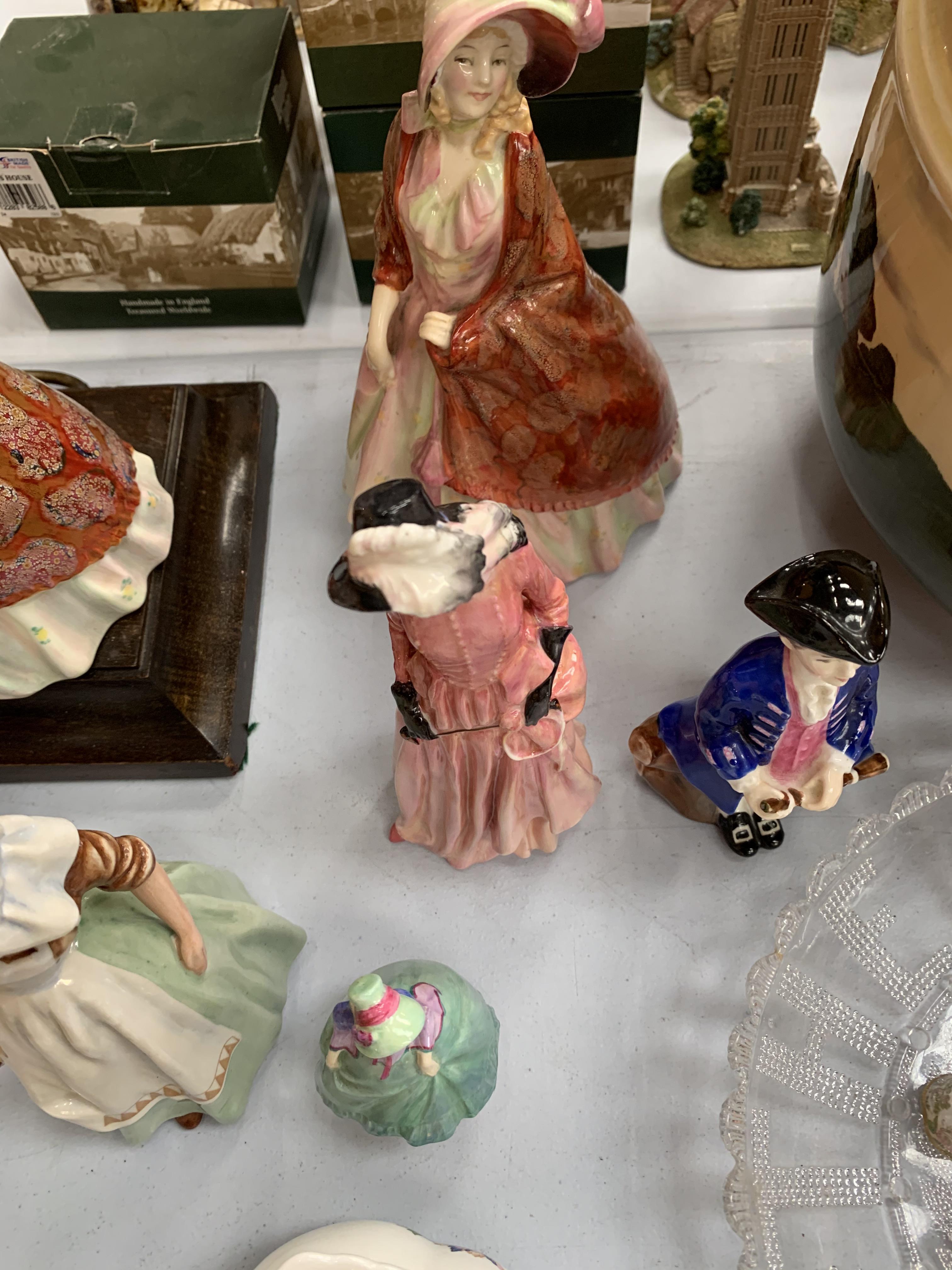 A LARGE COLLECTION OF VARIOUS CERAMIC ITEMS TO INCLUDE FIGURINES, GINGER JAR, PLANTER, DISHES, ETC - Image 5 of 8