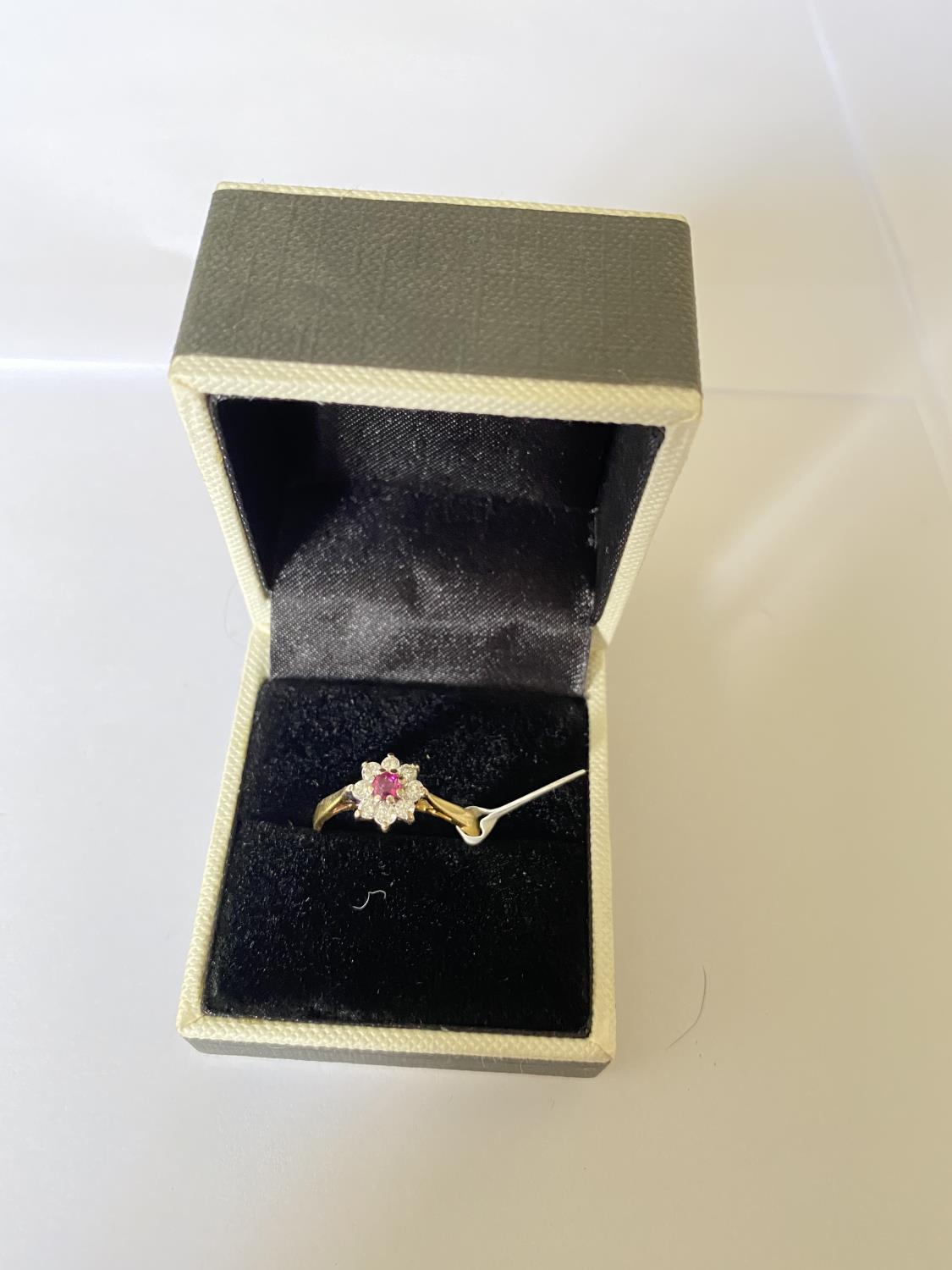 AN 18 CARAT YELLOW GOLD RING WITH CENTRE PINK STONE SURROUNDED BY EIGHT DIAMONDS. WEIGHT 3 GRAMS, - Image 2 of 3