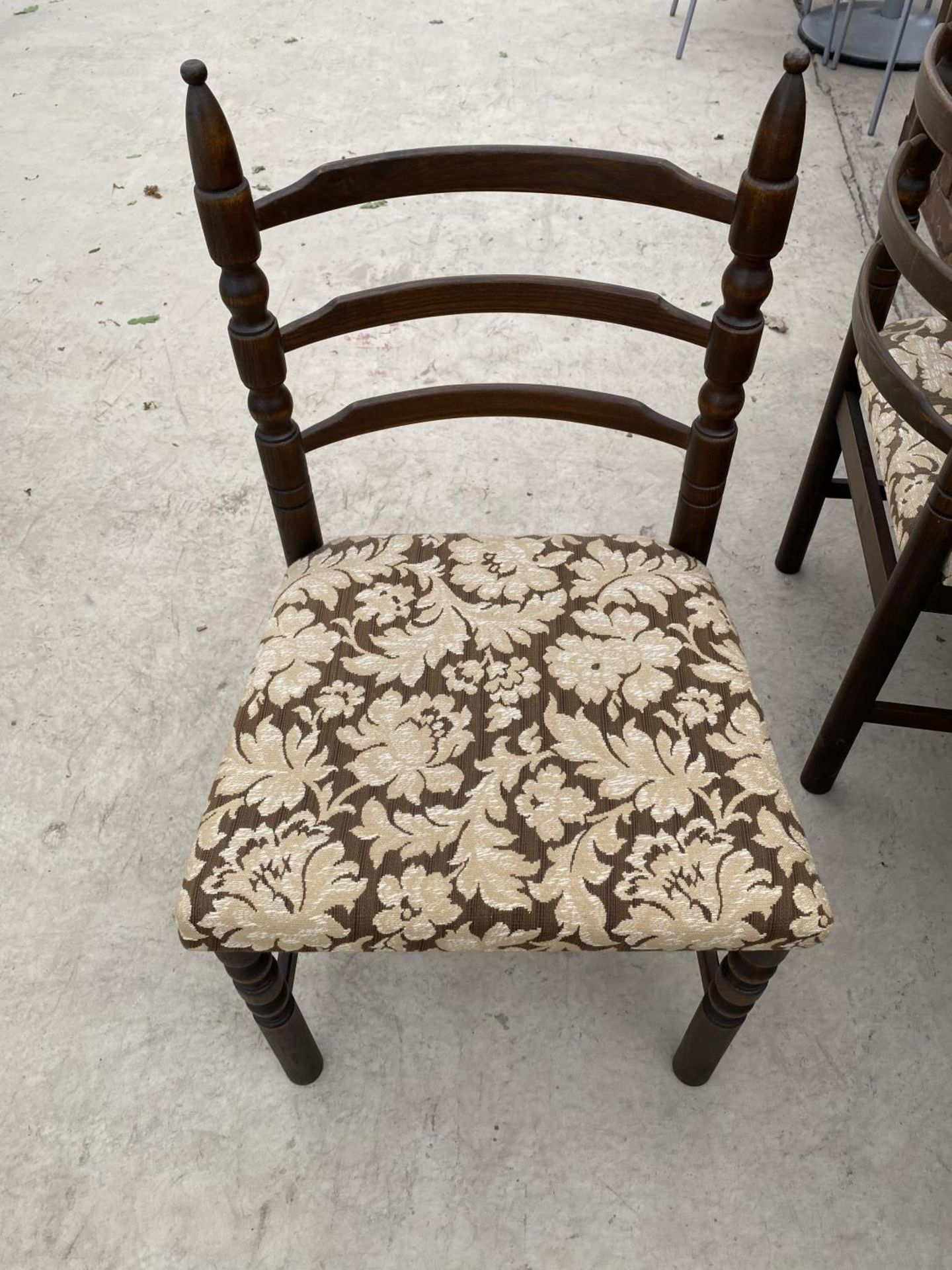 A YOUNGER TOLEDO OAK EXTENDING DINING TABLE WITH FOUR DINING CHAIRS AND TWO CARVERS - Image 4 of 6