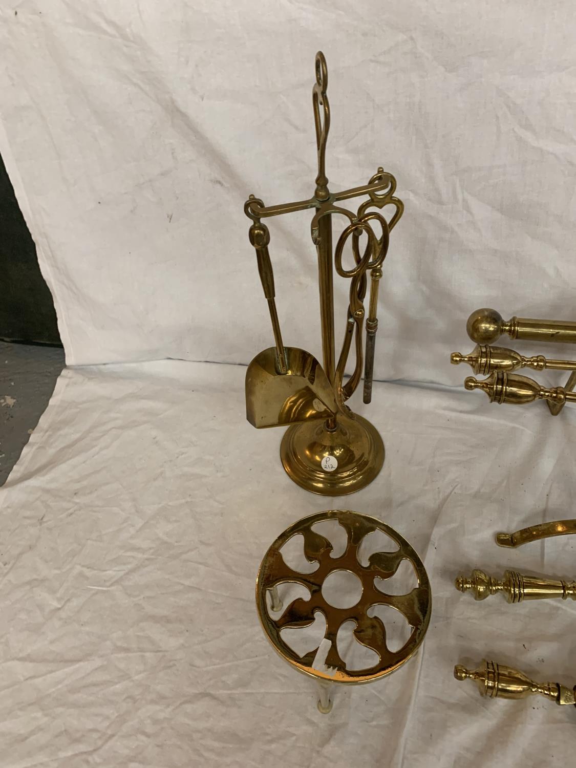 VARIOUS BRASS FIRESIDE ITEMS TO INCLUDE COMPANION SETS AND TRIVETS - Image 5 of 5