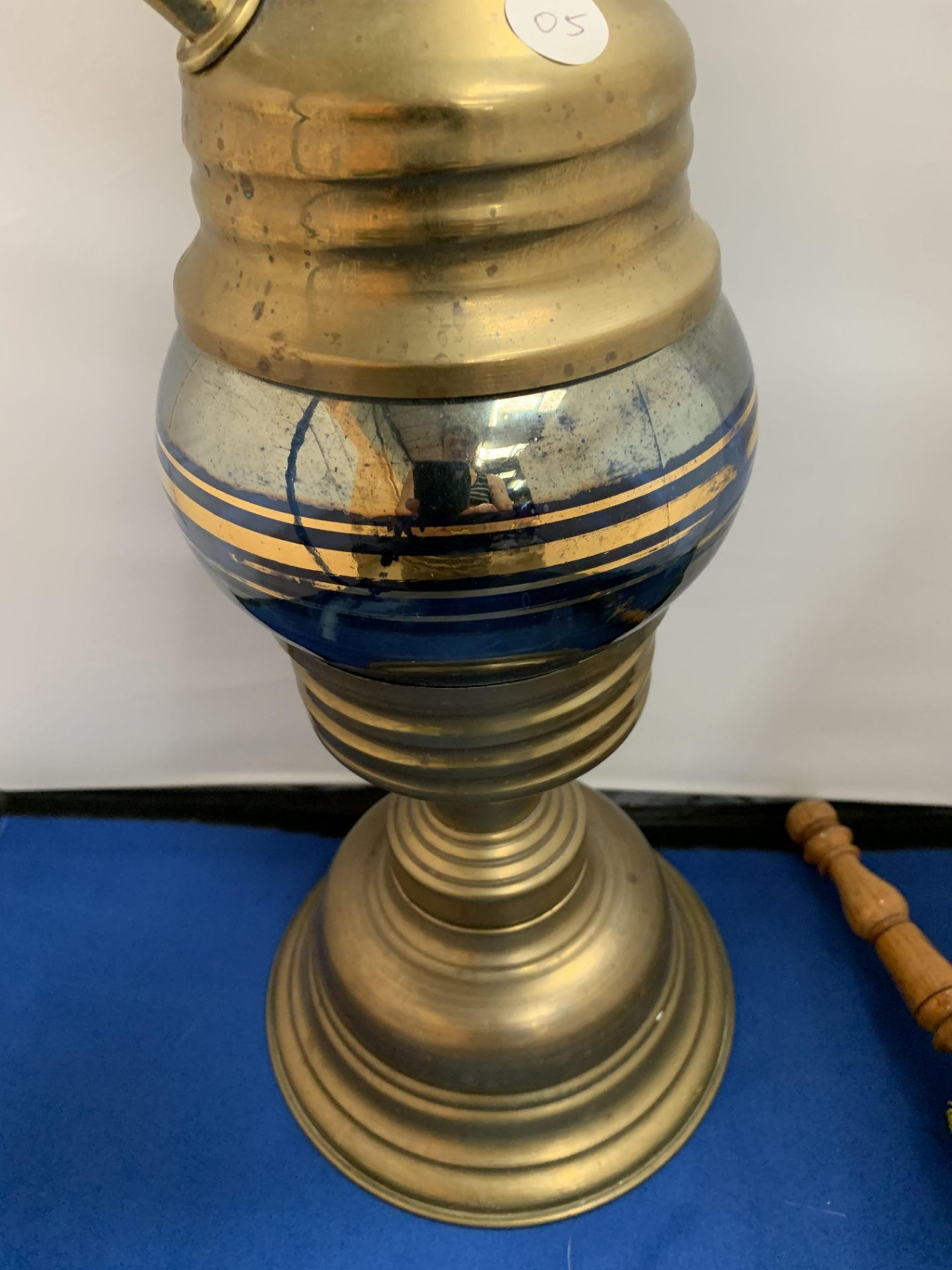 A BRASS SHISHA PIPE WITH A BLUE BRAIDED PIPE - Image 3 of 5
