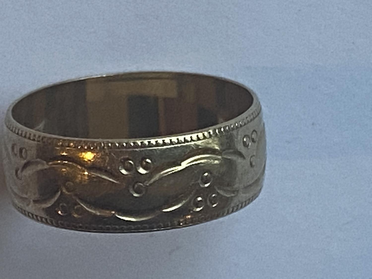 A 9 CARAT GOLD WEDDING BAND 2.9 GRAMS