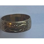 A 9 CARAT GOLD WEDDING BAND 2.9 GRAMS