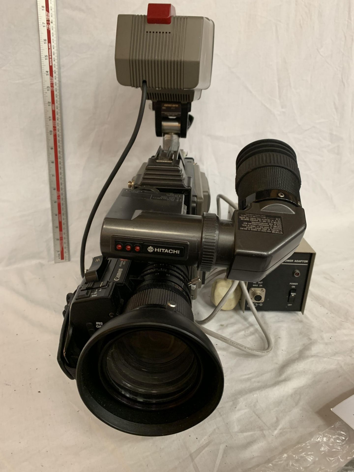 A HITACHI C1 BROADCAST CAMERA WITH ATTACHED SCREEN AND POWER PACK - Image 2 of 5