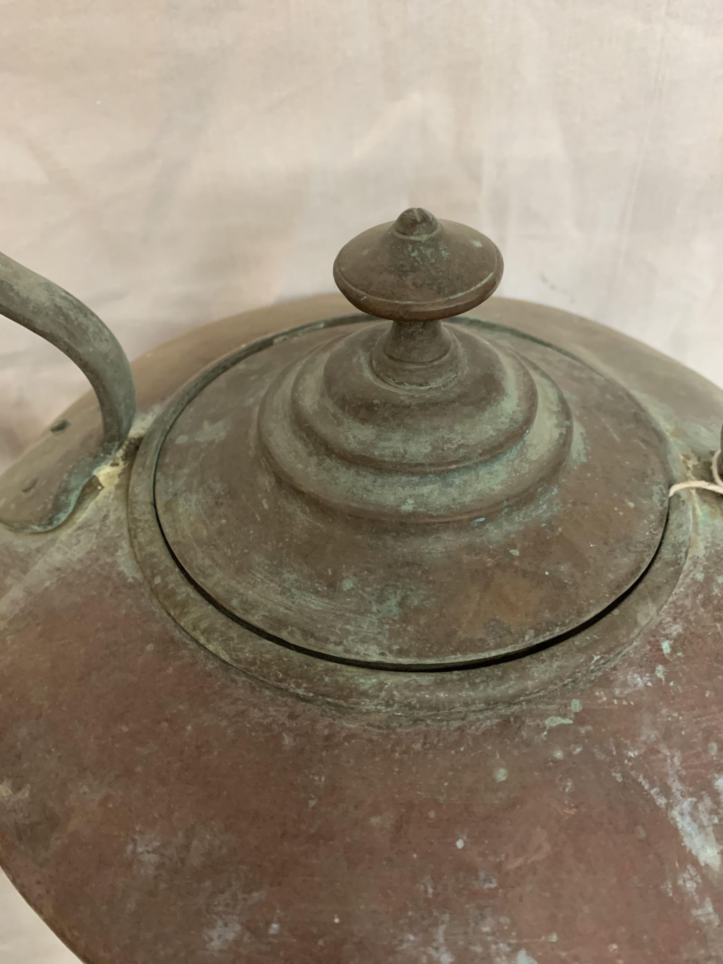 A VINTAGE BRASS TRIVET STAND TOGETHER WITH TWO COPPER STOVE TOP KETTLES - Image 6 of 6