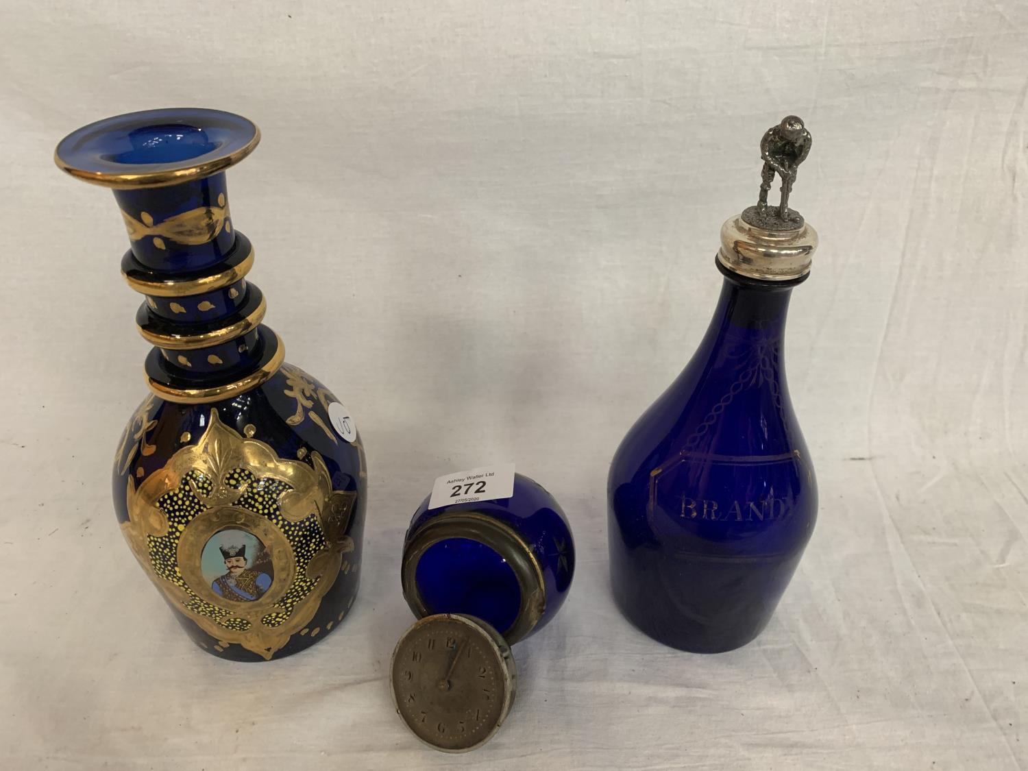 THREE ITEMS OF BLUE GLASSWARE TO INCLUDE A GILT PAINTED VASE, A BRANDY BOTTLE WITH GOLFING FIGURE