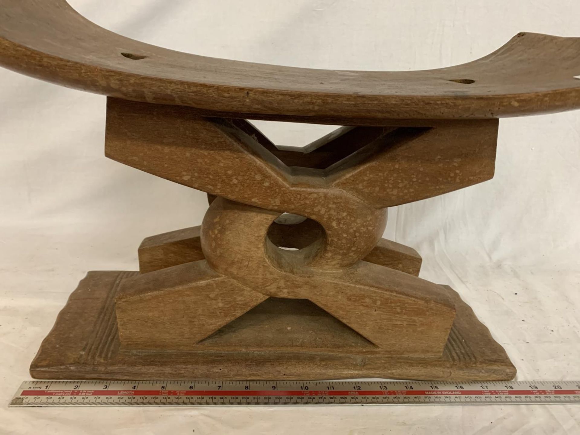 AN ORIENTAL WOODEN STOOL WITH CURVED SEAT - Image 2 of 5
