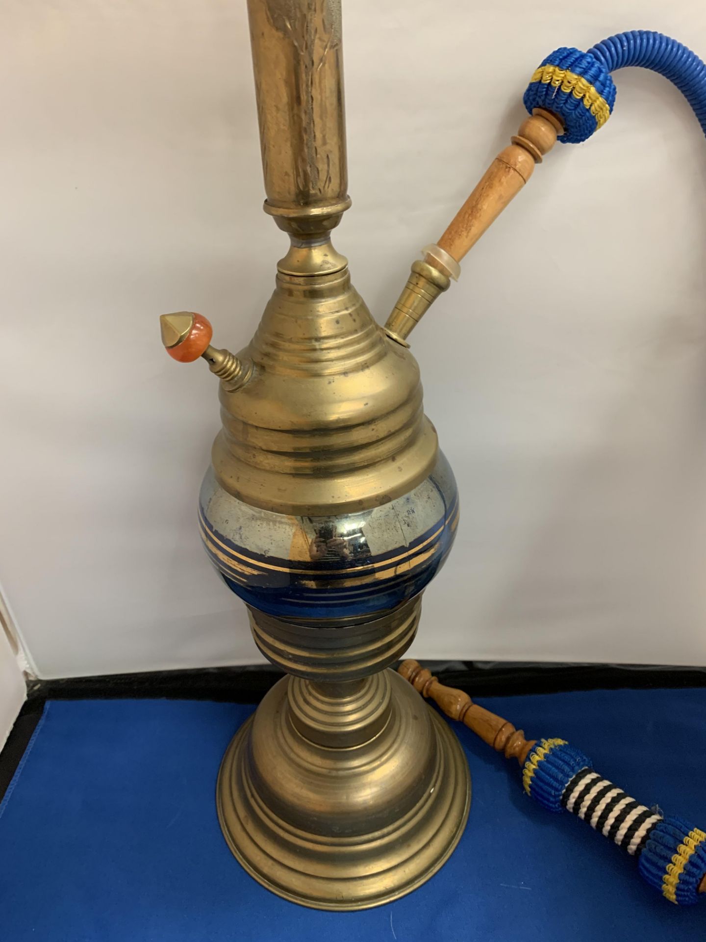 A BRASS SHISHA PIPE WITH A BLUE BRAIDED PIPE - Image 5 of 5