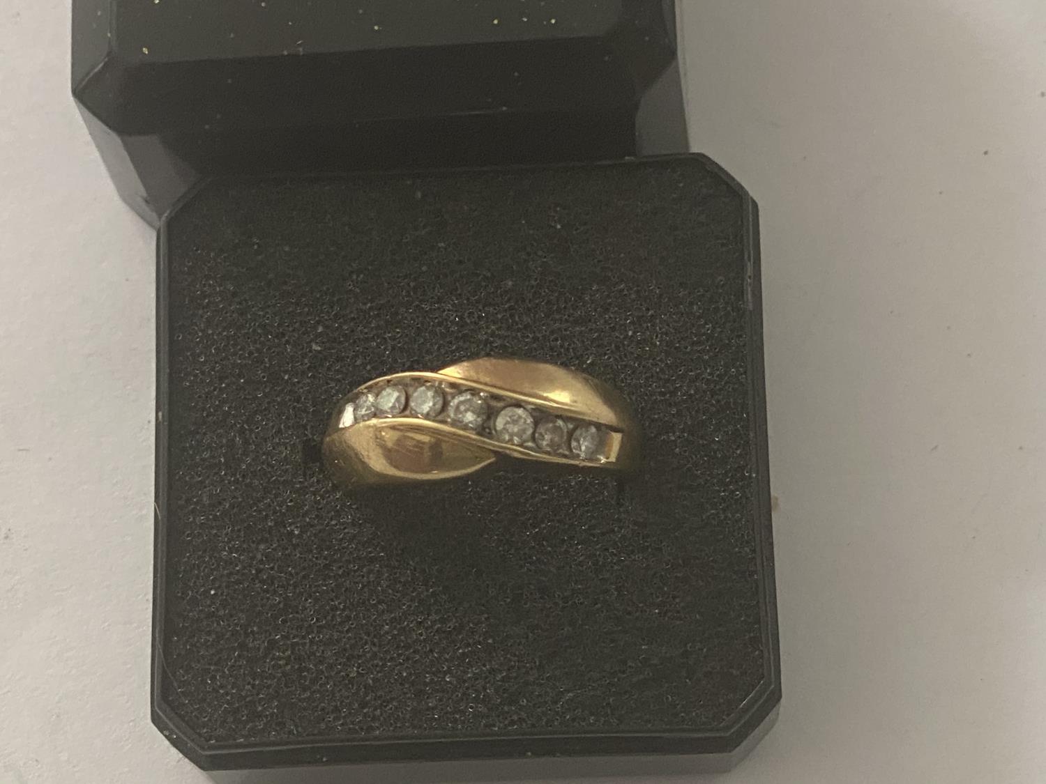 AN 18 CARAT GOLD RING WITH SEVEN INLINE DIAMONDS